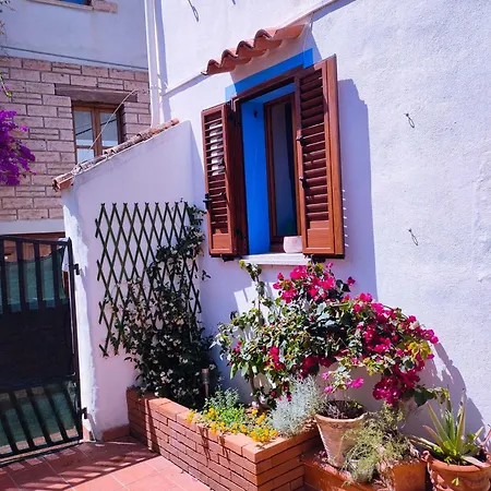 Nel Cortile Della Casa Di Carta, Due Singole Unita