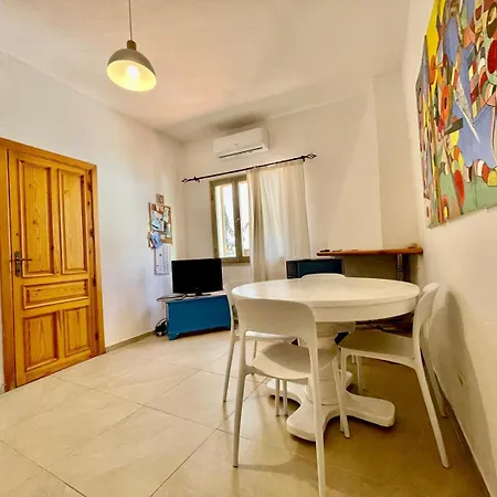 Nel Cortile Della Casa Di Carta, Due Singole Unita *