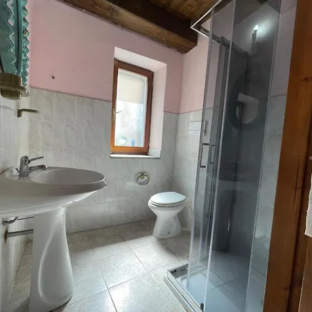Nel Cortile Della Casa Di Carta, Due Singole Unita Torpè