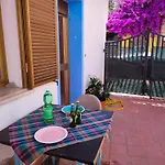Nel Cortile Della Casa Di Carta, Due Singole Unita Nyaraló *