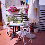 Nyaraló Nel Cortile Della Casa Di Carta, Due Singole Unita