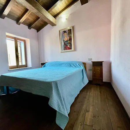 Nel Cortile Della Casa Di Carta, Due Singole Unita * Torpè