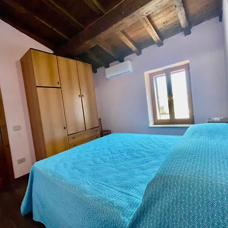 Nel Cortile Della Casa Di Carta, Due Singole Unita Nyaraló